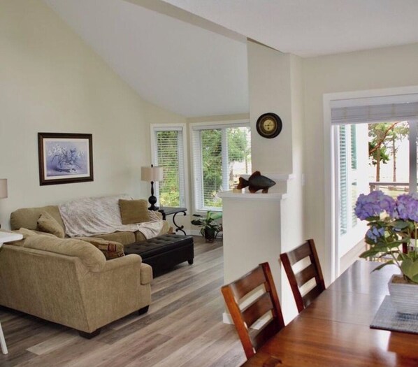 تلفزيون ذكي، مدفأة، كُتُب