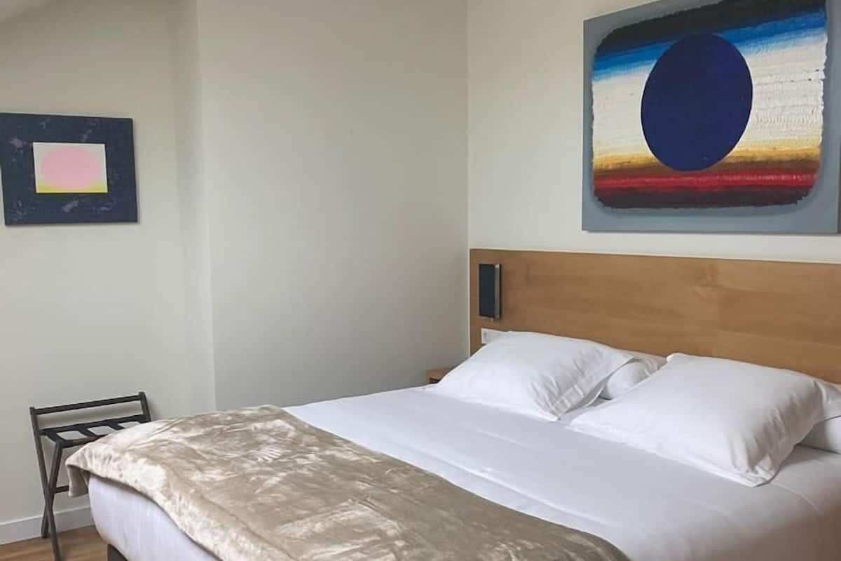 Sengetøy av topp kvalitet, dundyner, minibar og safe på rommet