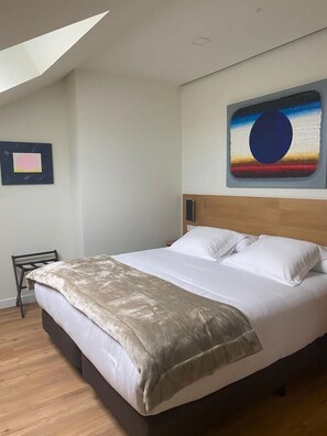 Roupas de cama premium, edredons de pluma, frigobar, cofres nos quartos