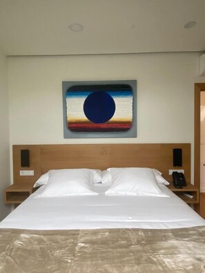 Premium bedding, down duvets, minibar, in-room safe - Graffiti Suites El Museo (Málaga)