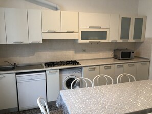 Kühlschrank, Mikrowelle, Herdplatte, Geschirrspüler