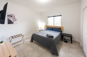 3 bedrooms, desk, iron/ironing board, travel cot - New house on the block (Miami)