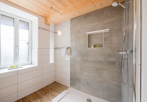 Shower, hair dryer, towels - Le Manoir Penthouse - spacious, new and central location (Wengen)