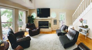 Smart TV, caminetto, lettore DVD, libri