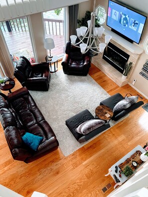 Smart-tv, een open haard, een dvd-speler en boeken