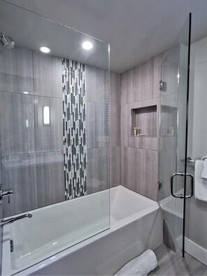 Duschwanne, Haartrockner, Fußbodenheizung (Badezimmer), Handtücher