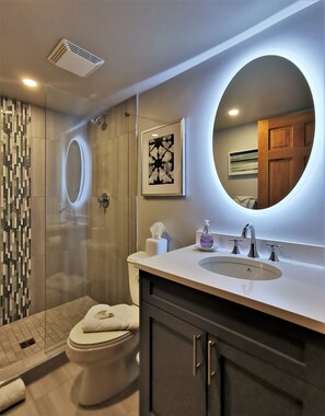 Bañera con ducha, secador de pelo, piso con calefacción en el baño