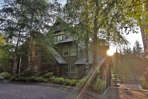 Exterior - True SKI IN-OUT townhome: 100’ to slopes (HOT TUB, FP, WD) (Whistler)