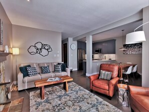 Téléviseur à écran plat, foyer, lecteur de DVD