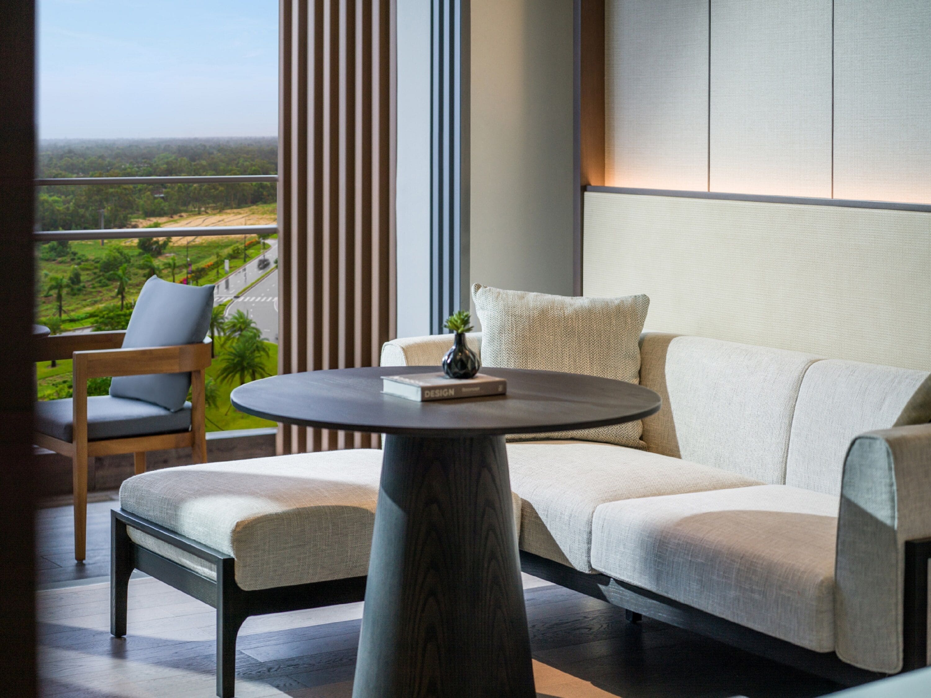 Seprai premium, minibar, meja kerja, dan kedap suara