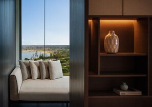 Luxe beddengoed, een minibar, een bureau, geluiddichte muren