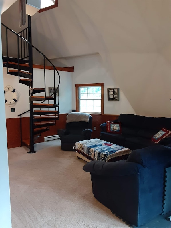 TV, DVD player, books, stereo