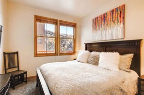 2 makuuhuonetta, silitysrauta/-lauta, vauvan matkasänky, ilmainen Wi-Fi