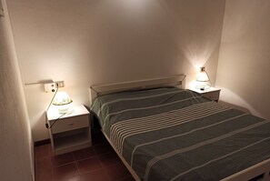 3 dormitorios y tabla de planchar con plancha