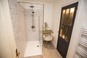 Shower, hair dryer, towels, toilet paper - The beautifully restored 1850s French townhouse with views of the Cite and river (Carcassonne)