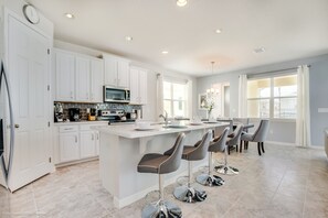 Fridge, microwave, oven, stovetop - Magical Memories Made!  Game Room, Movie Nights and Private Pool! (Kissimmee)