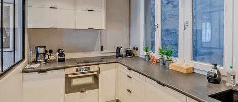 Kühlschrank, Mikrowelle, Ofen, Herdplatte