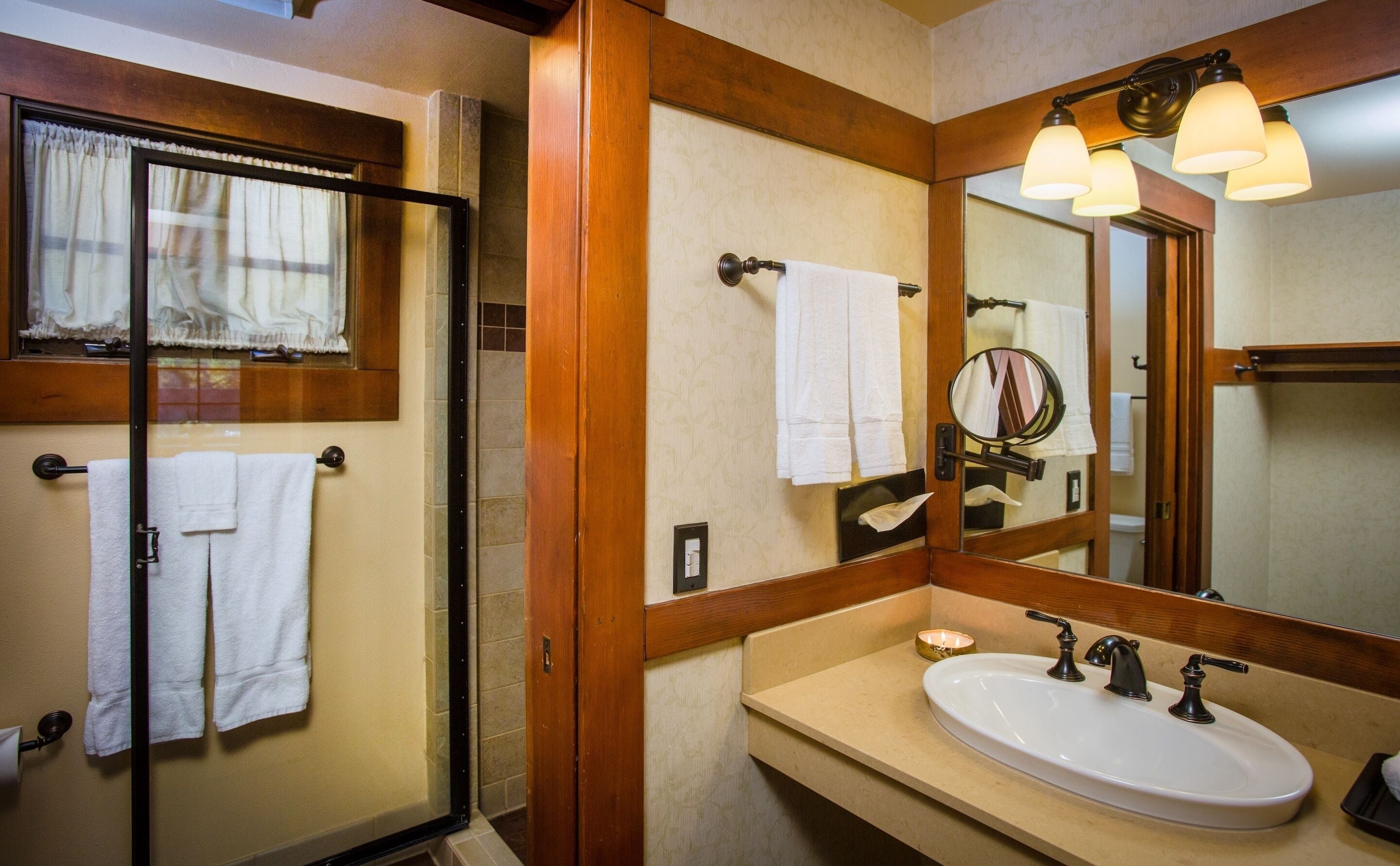 deluxe chalet, 2 bedrooms, 2 bathrooms | bathroom | free toiletries, hair dryer, towels