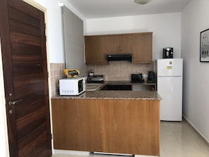 Frigorifero, microonde, forno, piano cottura