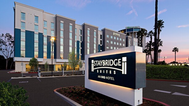Ein Staybridge Suites Aning Hotel Schild vor einem modernen Gebäude.