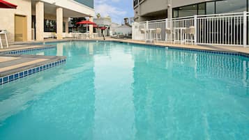 Utendørsbasseng, bassengparasoller og solsenger