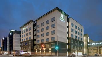 Een Holiday Inn Express hotel met een modern ontwerp, meerdere verdiepingen en een opvallend bord.