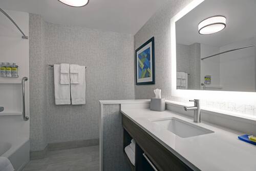 Chambre, 1 très grand lit | Salle de bain | Ensemble baignoire-douche, séchoir à cheveux, serviettes fournies, savon
