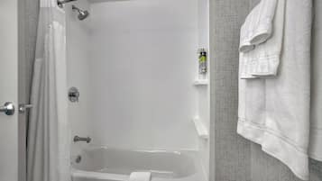 Un baño moderno con bañera, ducha y perchero.
