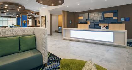 Holiday Inn Express Milwaukee Downtown by IHG
