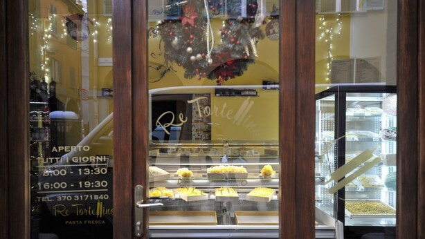 Une boulangerie dont la vitrine est remplie de pâtisseries.