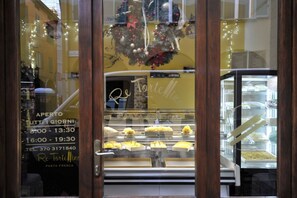 A bakery with a glass display case filled with pastries. - UR-NEST Testoni, Elegant and quaint two bedroom (Bologna)