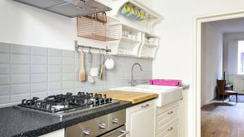 Frigorifero, microonde, forno, piano cottura