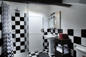 Baignoire, articles de toilette gratuits, sèche-cheveux