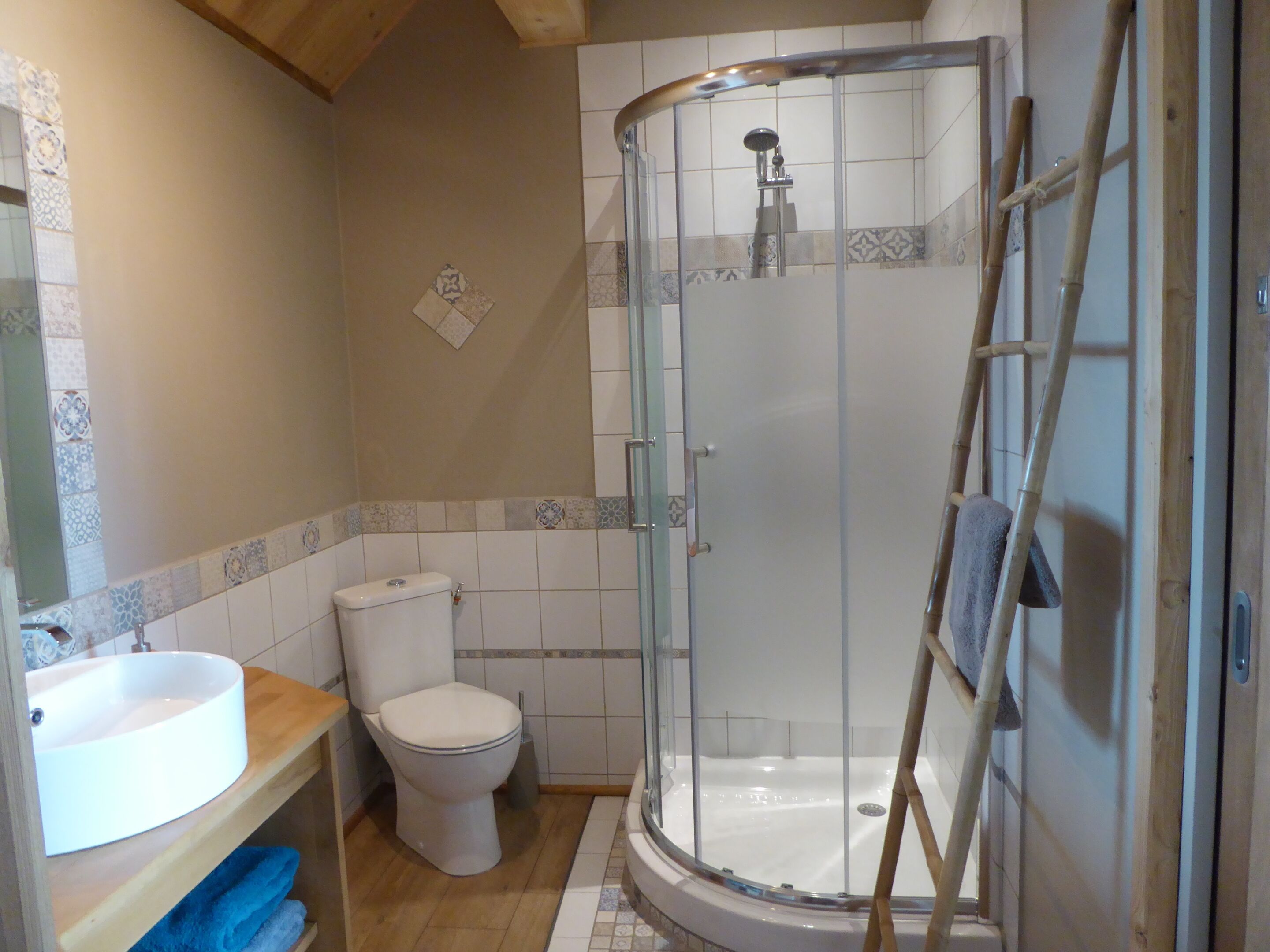 Ein Badezimmer mit Toilette, Waschbecken und Dusche.