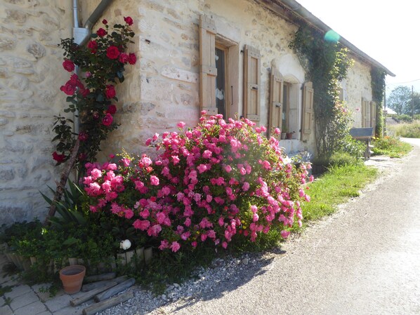 A rustic stone building with a gravel pathway leading to a wooden door. - Ferme de la Grande Moucherolle (Villard-de-Lans)