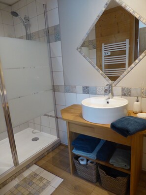 Signature-Doppel- oder -Zweibettzimmer, eigenes Bad, Bergblick | Badezimmer