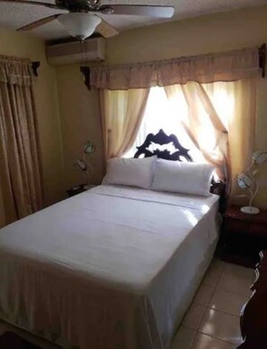 2 bedrooms, iron/ironing board, WiFi, bed sheets - 2 bedroom vacation home (Negril)