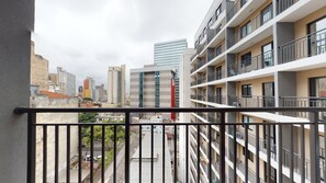 Standard Studio | Balcony - Nomah - Aptos por Temporada na Liberdade (São Paulo)