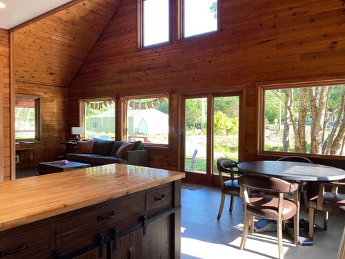 Pet friendly close to beach and gazebo with fireplace 