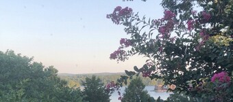 Cozy lakefront cottage (only minutes away from Oaklawn Park & Casino)