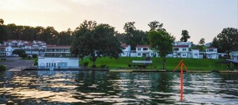 Cozy lakefront cottage (only minutes away from Oaklawn Park & Casino)