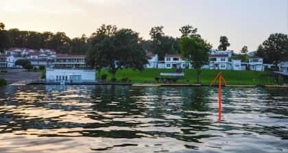 Cozy lakefront cottage (only minutes away from Oaklawn Park & Casino)