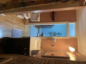 Combined shower/tub, hair dryer, towels