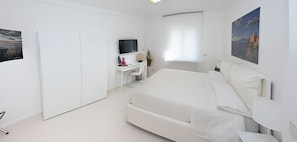 1 habitación, tabla de planchar con plancha, wifi y ropa de cama