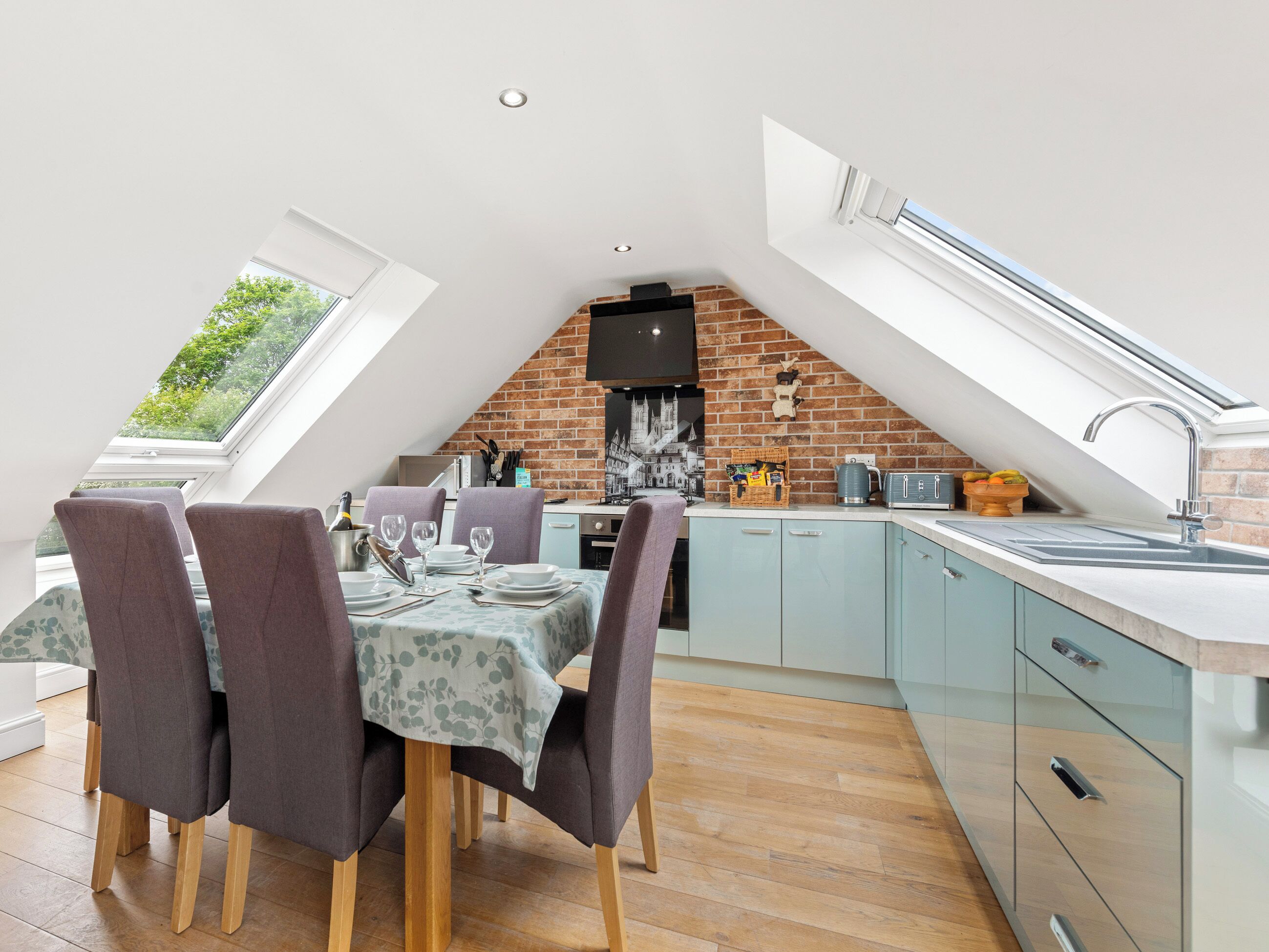 Een vaatwasser, een kinderstoel