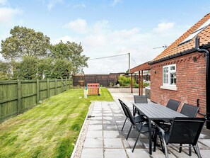 Outdoor dining - Enjoying a rural location and beautiful far-reaching views. (West Ashby, near Horncastle)