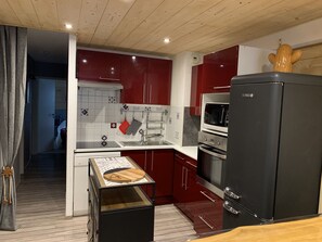 Refrigerador, microondas, horno, placa de cocina