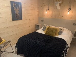 4 habitaciones, tabla de planchar con plancha y cuna de viaje
