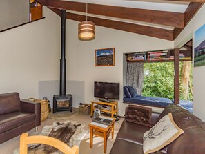 TV - Foyle Street Chalet - Ohakune Holiday Home (Ohakune)