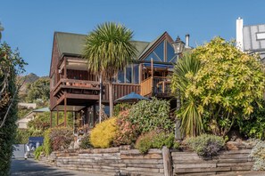 Exterior - Pointers - Akaroa Holiday Home (Akaroa)